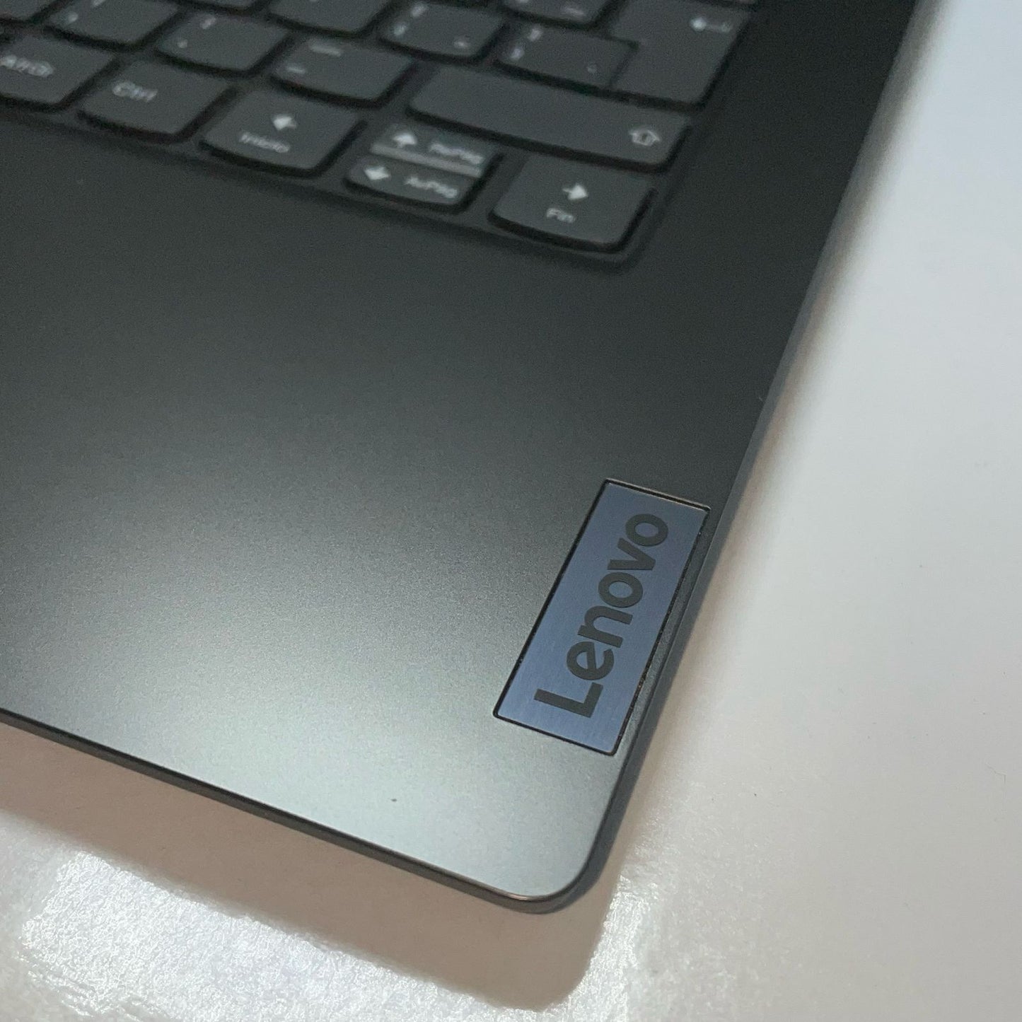 Posamanos Lenovo Ideapad V14 Generación 4 IAH